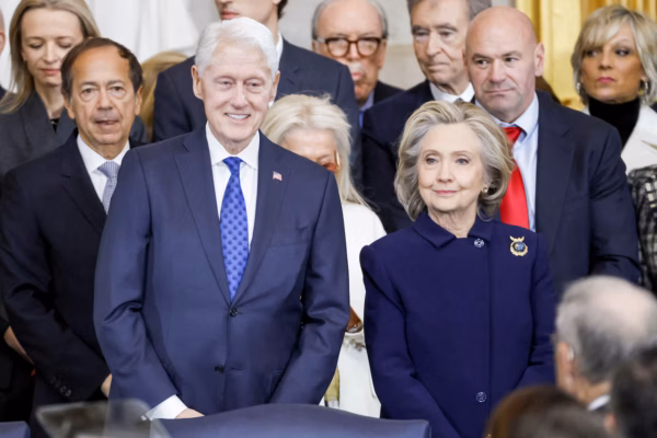 Onder dreiging van vervolging stemmen Bill en Hillary Clinton schoorvoetend in met verhoor in Epstein-zaak